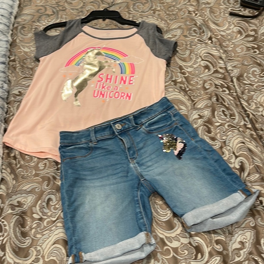 So Unicorn cold shoulder top and denim Bermuda short set. Girls 16